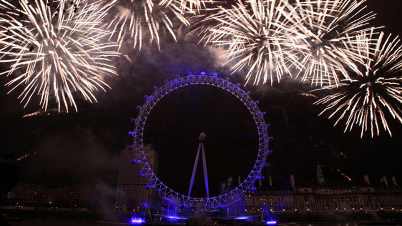 Erleben Sie gemeinsam mit anderen Menschen das Feuerwerk in London