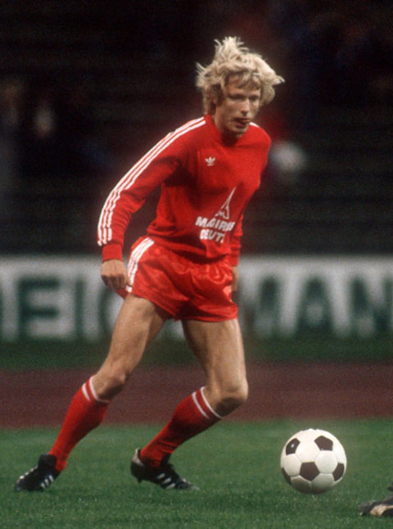 Flügelflitzer Karl del'Haye war der erste Million-Transfer, den es 1980 Richtung Süden zog. Doch der Erfolg stellte sich nicht ein. Nach 74 Bundesliga-Spielen mit nur sieben Toren war für die Bayern wieder Schluss.
