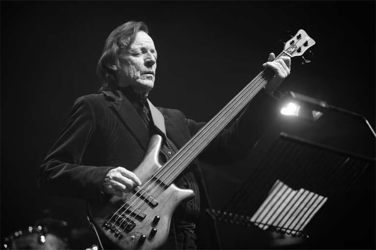 Der Bassist und Sänger Jack Bruce ist tot. Der 71-jährige Brite, der in den 60ern die legendäre Rockband Cream mitbegründete, starb am 25. Oktoberin seinem Haus in Suffolk im Südosten Englands, wie seine Sprecherin mitteilte. Bruce erlag einem Leberleiden.