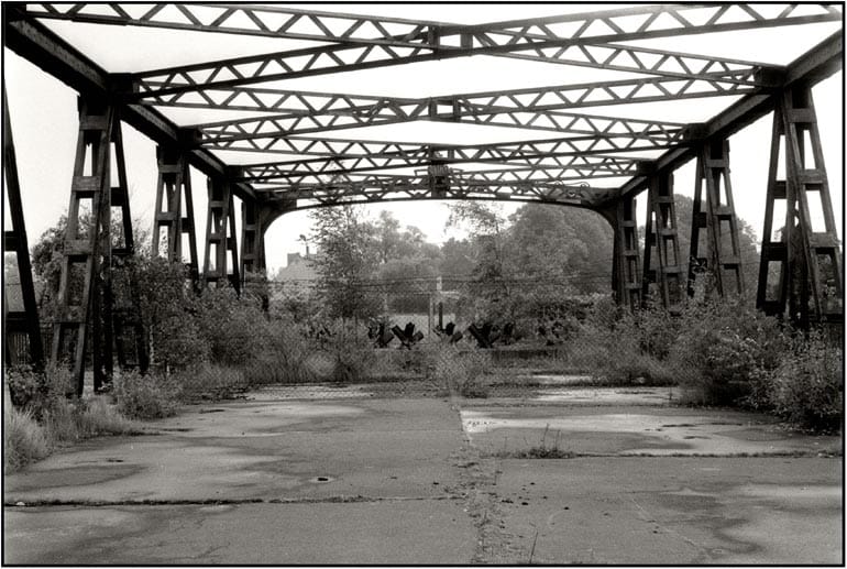 Die Knesebeckbrücke im Jahr 1980, aufgenommen im West-Berliner Bezirk Zehlendorf. Auf der anderen Seite liegt Teltow. Die Brücke war von der DDR aus 1952 gesperrt worden. In den Mauerjahren war sie nicht zugänglich und verfiel völlig.