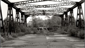 Die Knesebeckbrücke im Jahr 1980, aufgenommen im West-Berliner Bezirk Zehlendorf. Auf der anderen Seite liegt Teltow. Die Brücke war von der DDR aus 1952 gesperrt worden. In den Mauerjahren war sie nicht zugänglich und verfiel völlig.