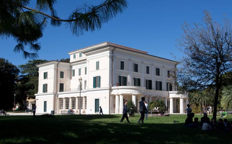 Die Villa Torlioni gehört der Stadt Rom. Touren für Touristen werden ab dem 31. Oktober 2014 angeboten.