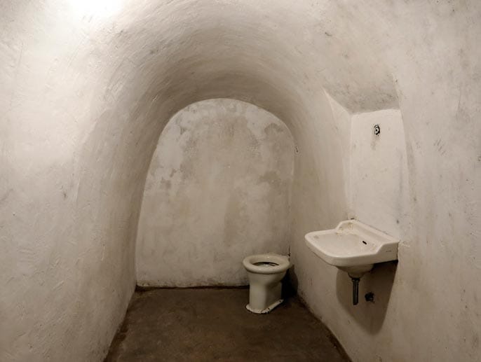 Spartanisch kommt die Toilette des Bunkers daher.