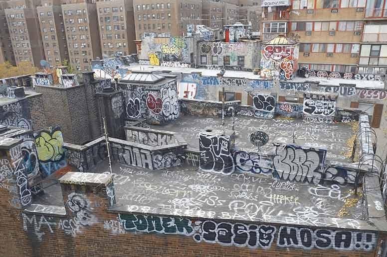 ... mit Graffiti über und über beschmierte Hinterhöfe und Dächer...