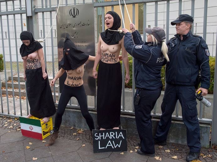Vor der iranischen Botschaft in Berlin protestierten diese drei Aktivistinnen gegen die Hinrichtung von Rejhaneh Jabbari. Vor der iranischen Botschaft in Berlin protestierten diese drei Aktivistinnen gegen die Hinrichtung von Rejhaneh Jabbari.