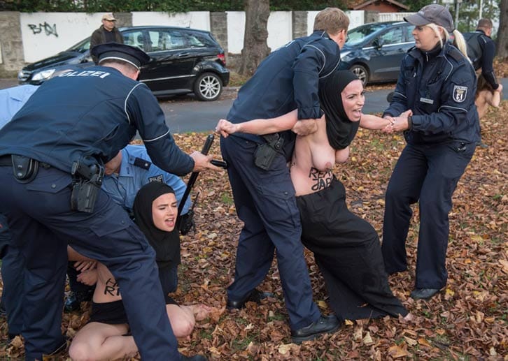 Die Polizei beendete nach kurzer Zeit die Protestaktion. Die Polizei beendete nach kurzer Zeit die Protestaktion.