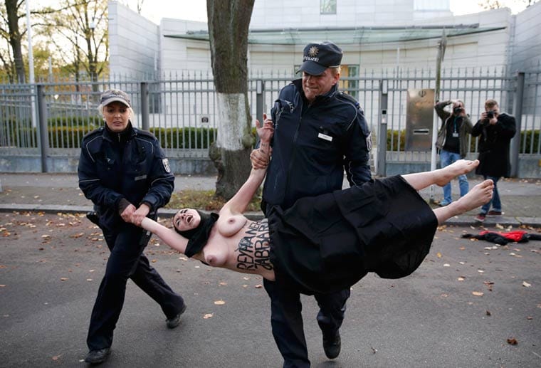 Auf die Haut hatten die Aktivistinnen "Human Rights", "Sharia Law" und "Rejhaneh Jabbari" geschrieben. Auf die Haut hatten die Aktivistinnen "Human Rights", "Sharia Law" und "Rejhaneh Jabbari" geschrieben.