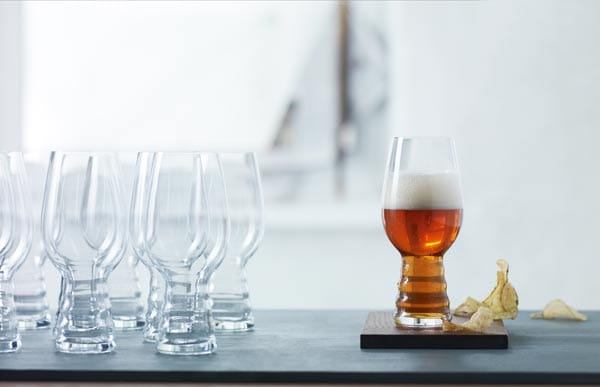 Echte Bierfans trinken Craft Beer aus speziellen Gläsern. Der Glasproduzent Spiegelau hat in der Serie "Beer Classics" beispielweise ein Glas für Indian Pale Ale konzipiert. Es ist im Zweierset erhältlich, das für rund zehn Euro zu haben ist.