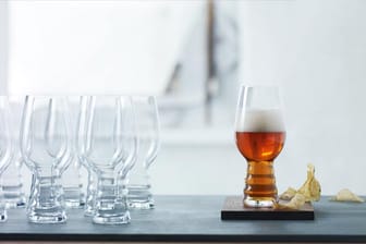 Echte Bierfans trinken Craft Beer aus speziellen Gläsern. Der Glasproduzent Spiegelau hat in der Serie "Beer Classics" beispielweise ein Glas für Indian Pale Ale konzipiert. Es ist im Zweierset erhältlich, das für rund zehn Euro zu haben ist.