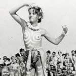 Körperbemalung, Muschelketten, Holzwaffen und viel nackte Haut: Hier in Prerow nahmen die "Kamerunfeste" 1953 ihren Anfang. Nach dem FKK-Verbot durch die DDR-Staatsführung wurde das Umgehen des Verbots für Jugendliche bald zum Volkssport.