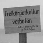 Schluss mit lustig: ein Verbotsschild bei Warnemünde im August 1953