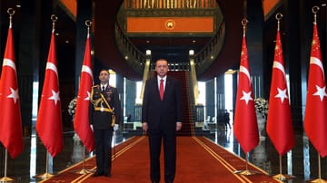 Recep Tayyip Erdogan in seinem Palast. Am Mittwoch wurde die neue Residenz des türkischen Präsidenten in der Landeshauptstadt Ankara eröffnet.