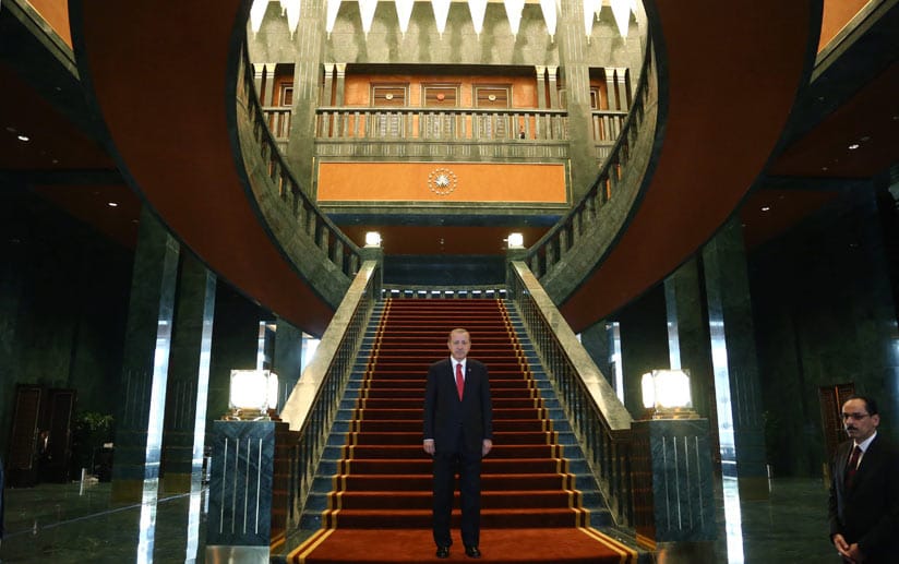 Genau am Geburtstag der Republik Türkei wollte Erdogan seinen umstrittenen neuen Präsidentenpalast einweihen, verlegte den Termin aber wegen des Grubenunglücks im südtürkischen Ermenek.