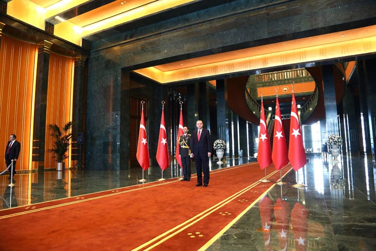 Der Palast ist eine weitere bauliche Machtdemonstration Erdogans. Das Gebäude verkörpert, was er für sich und die Türkei beansprucht: wieder eine Großmacht zu sein, wie einst das Osmanische Reich.