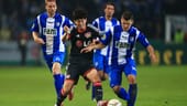 Heung-Min Son von Bayer Leverkusen gegen Niklas Brandt