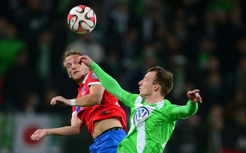 Heidenheims Julius Reinhardt gegen Maximilian Arnold vom VfL Wolfsburg.