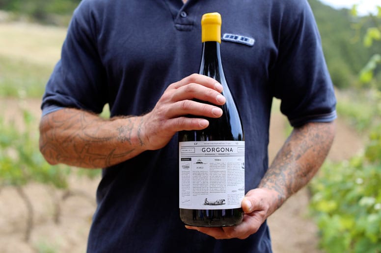 Brian Baldissin ist Gefangener und präsentiert eine Flasche des gekelterten Weins.