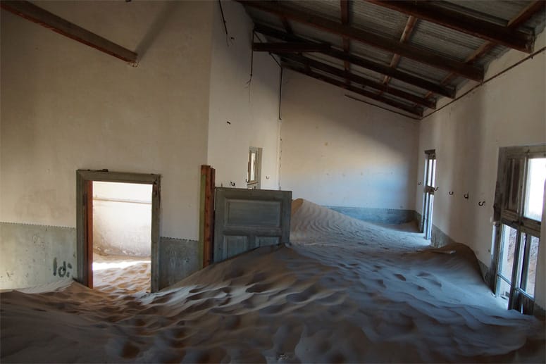 Surreal wirken die Räume, die der stetige Wüstenwind in der Zwischenzeit hoch mit Sand gefüllt hat.