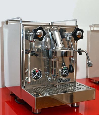 Damit läuft guter Espresso wie von den Profis: Die Cellini Evoluzione V2 des italienischen Traditionsherstellers Rocket kostet rund 1560 Euro. Der Boiler im Innern besteht aus Kupfer und Messing. Die Maschine wiegt rund 28 kg. Für den Einstieg genau das richtige.