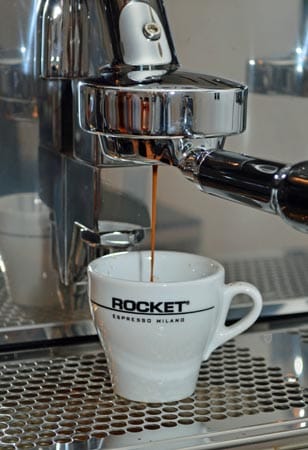 Der Espresso läuft! 25 bis maximal 30 Sekunden darf es dauern, bis sich die Tasse füllt. Wenn nicht, war der Pressdruck zu hoch oder der Mahlgrad zu fein.