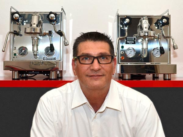 Jürgen Schmitt aus Frankfurt kennt seit über 20 Jahren jede Schraube und Dichtung von italienischen Profi-Espressomaschinen. Heute vertreibt, wartet und erklärt er Geräte der Traditionsmarken Rocket und Profitec.