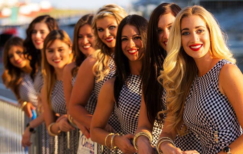 Die Grid Girls freuen sich auf das Formel-1-Spektakel.