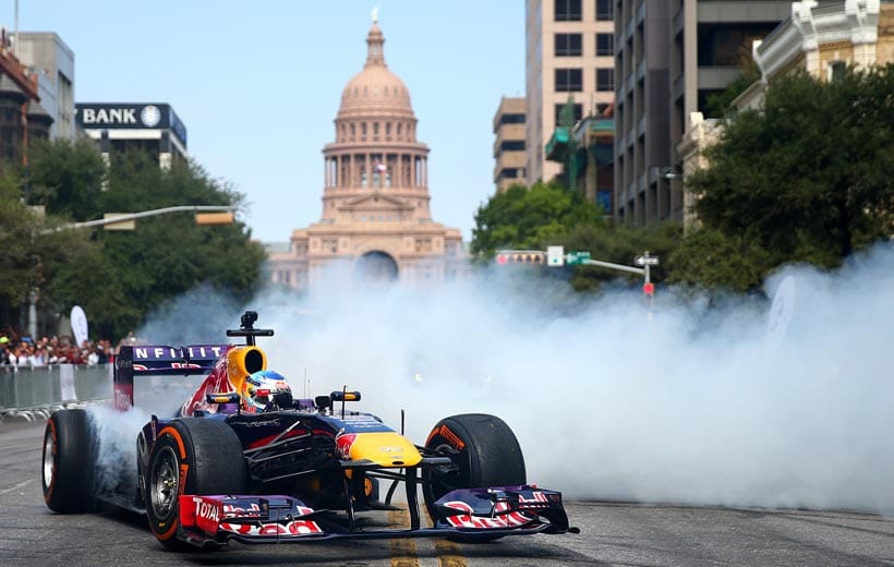 Vor dem Großen Preis der USA lässt Sebastian Vettel in der Stadt Austin die Reifen bei einem Showevent qualmen.