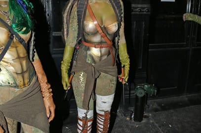 Rihanna als Teenage Mutant Ninja Turtle verkleidet auf der Halloween-Party von Jonathan Ross in New York.