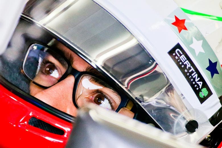Ein Rennfahrer mit Brille unter dem Helm sieht man auch nicht alle Tage. Es handelt sich um Sauber-Pilot Esteban Gutierrez.