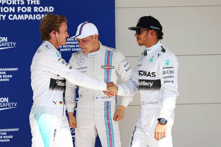 Hamilton (re.) gratuliert Rosberg fair.