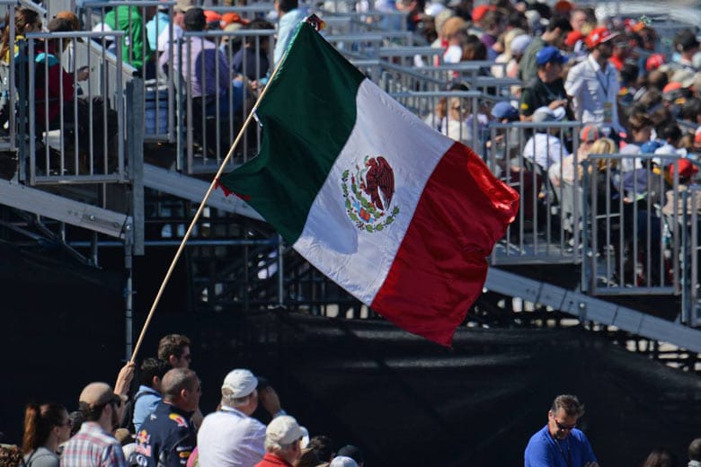 Die mexikanische Grenze ist nicht weit. Deshalb erfahren Esteban Gutierrez und Sergio Perez hier besondere Unterstützung.