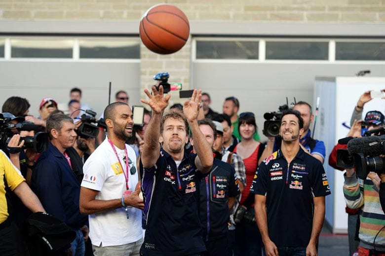 NBA-Star Tony Parker (in Weiß) ist zu Gast im Formel-1-Zirkus. Sebastian Vettel (Mi.) und Daniel Ricciardo werfen ein paar Körbe mit dem Franzosen.