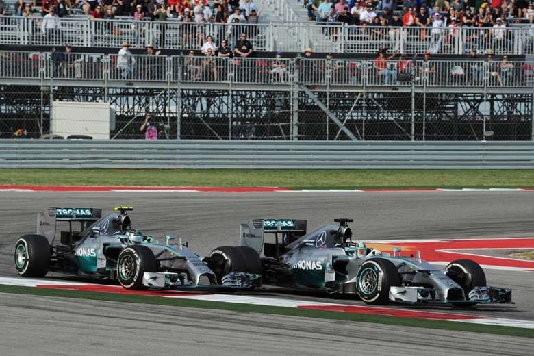 In der 24. Runde kommt es zur entscheidenden Szene: Hamilton (re.) überrascht Rosberg und überholt ihn.