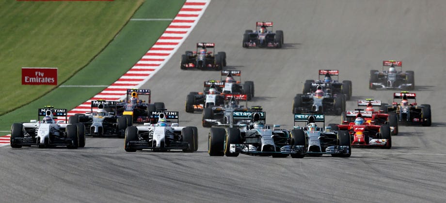 Beim Rennstart behält Nico Rosberg noch die Nase vorn und führt das Feld an.