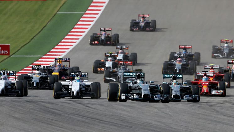 Beim Rennstart behält Nico Rosberg noch die Nase vorn und führt das Feld an.