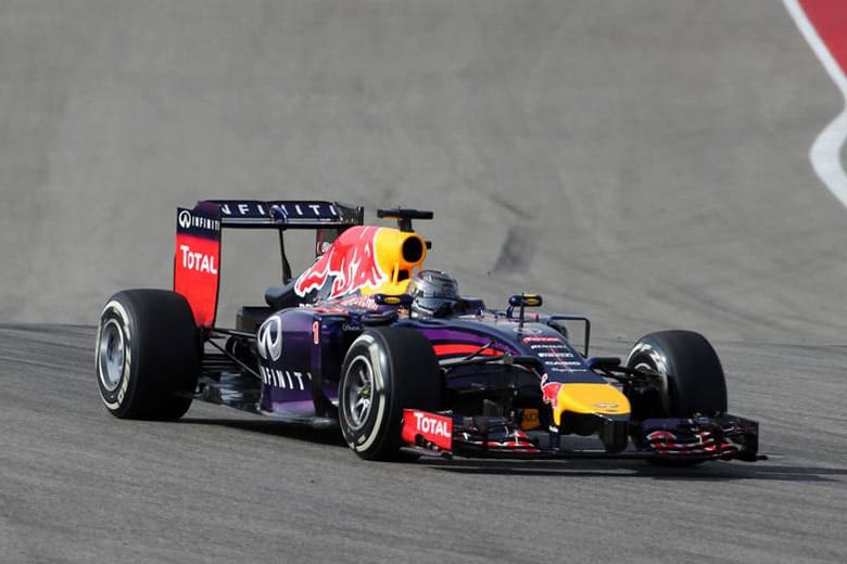 Sebastian Vettel erlebt ein turbulentes Rennen. Der Red-Bull-Pilot startet aus der Boxengasse, rutscht aufgrund fehlender Haftung auf der Strecke herum, muss mehr Stopps einlegen als geplant und und wird am Ende Siebter.