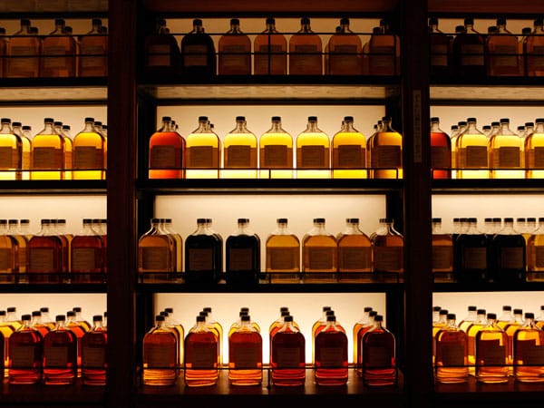 Die Auszeichnung Murrays für den weltbesten Whisky ging dieses Jahr erstmals nach Japan. Der Yamazaki Single Malt Sherry Cask 2013 erreichte in der am Montag veröffentlichten "Jim Murray's Whisky Bible" den Rekordwert von 97,5 von 100 möglichen Punkten. Auf den Plätzen zwei bis vier folgen drei Bourbon aus den USA. Eine Niederlage für die Schotten, die ihren Scotch seit jeher als besten aller Whiskys rühmen.