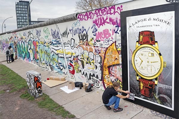 Um die neue Zeitrechnung bei A. Lange & Söhne seit dem Mauerfall gebührend zu feiern, erinnert die Marke mit einer Graffiti-Kunstaktion an der Berliner East Side Gallery, die auf die historischen Zusammenhänge zwischen der Entwicklung von Glashütte und der Wende aufmerksam machen soll.
