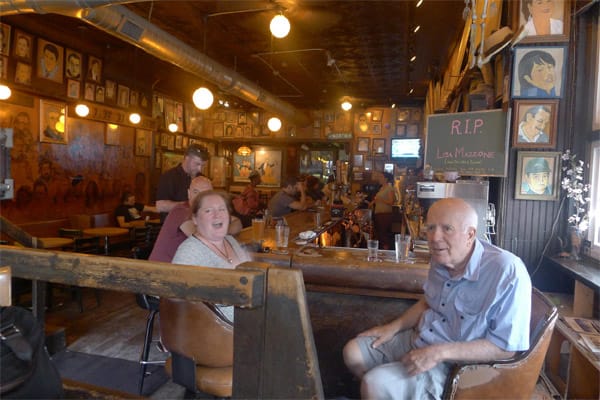 Der frühere Stammgast und Künstler Bruce Elliot (74) hat sie vor einigen Jahren übernommen und erzählt gern Legenden von damals - wie die, dass der Folksänger Arlo Guthrie hier zum ersten Mal seinen berühmten Hit "City of New Orleans" gesungen hat.