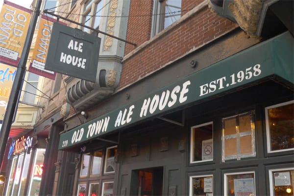 Einige Straßen weiter im ehemaligen Hippie Viertel an der West North Avenue liegt das 1958 eröffnete Old Town Ale House, das immer noch als eine der besten Bars Chicagos gehandelt wird.
