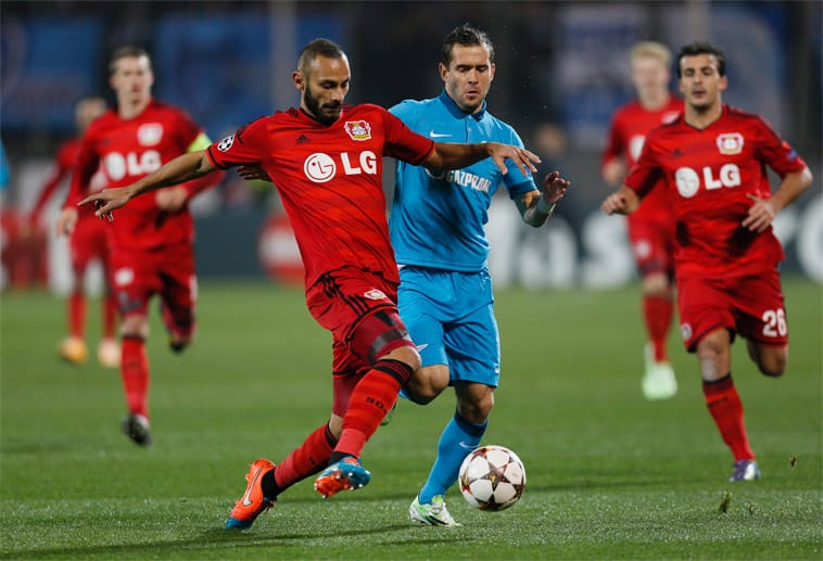 Omer Toprak (li.) von Bayer Leverkusen im Zweikampf mit Zenits Aleksandr Kerzhakov.
