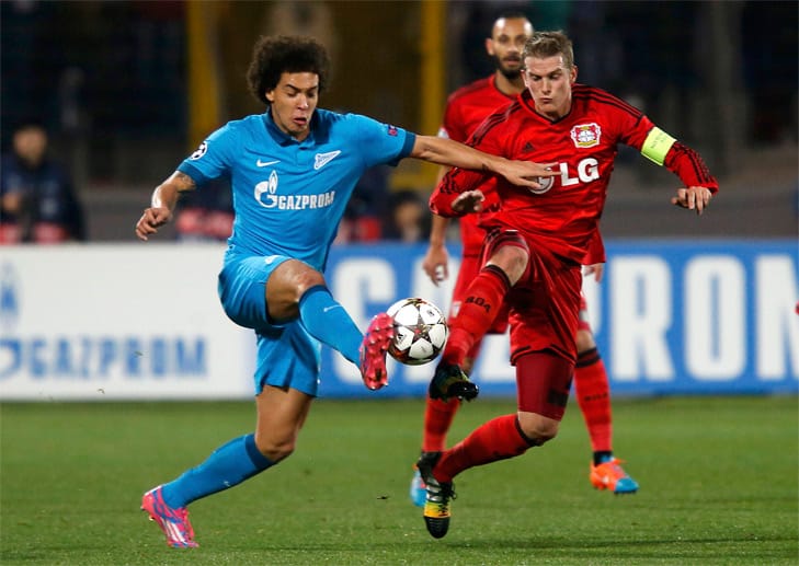 Axel Witsel (li.) versucht Leverkusens Lars Bender davon abzuhalten, an den Ball zu kommen.