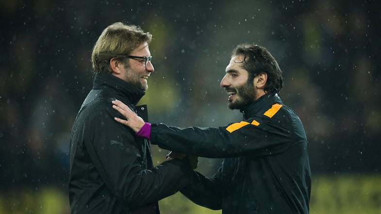 Jürgen Klopp (li.) begrüßt vor dem Spiel gegen Galatasaray Istanbul Hamit Altintop. Der BVB-Coach strahlt trotz der miesen Bilanz in der Bundesliga Zuversicht aus. Sicherlich auch weil die Dortmunder in der Champions-League bisher ungeschlagen sind. Auch Altintop scheint sich auf das Spiel zu freuen - Rivalität zu Dortmund dürfte er kennen. Zwischen 2003 und 2007 spielte er für Schalke.