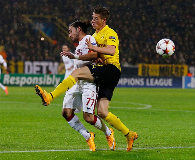 Von Beginn an arbeiten die Dortmunder konsequent in en Zweikämpfen, wie hier beim Duell zwischen Galatasarays Tarik Camdal (li.) und BVB-Verteidiger Erik Durm.