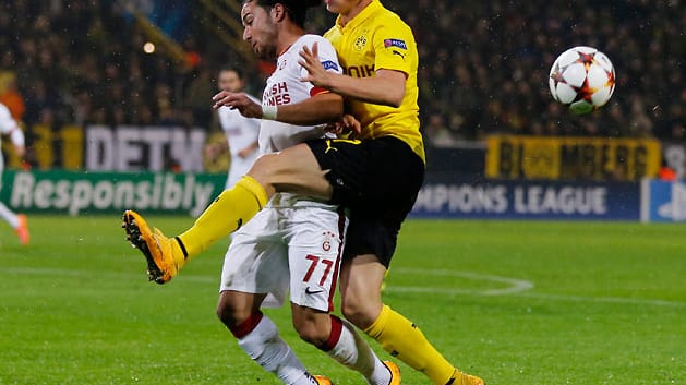 Von Beginn an arbeiten die Dortmunder konsequent in en Zweikämpfen, wie hier beim Duell zwischen Galatasarays Tarik Camdal (li.) und BVB-Verteidiger Erik Durm.