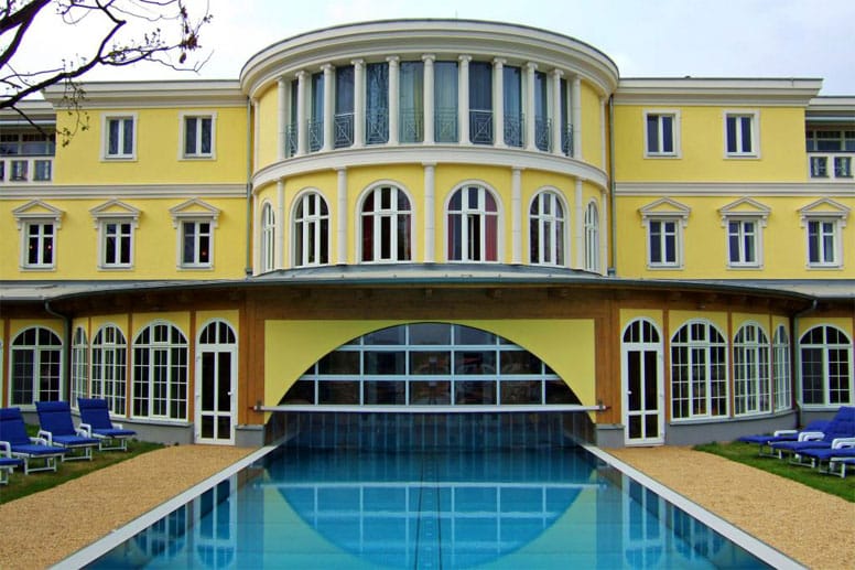 Mit kreativen Angeboten wie dem "After-Work-Spa-Dinner" oder dem "Vollmondschwimmen für Verliebte" lockt das Hotel "Bei Schumann" in der Nähe von Dresden.