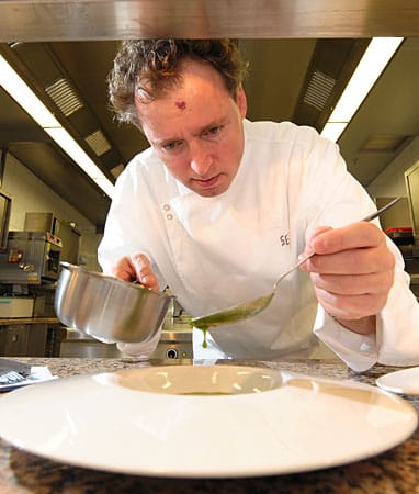 Sven Elverfeld kocht im Restaurant "Aqua" in Wolfsburg. Schon seit 2009 wird der Küchenchef alljährlich mit den drei begehrten Michelin-Sternen ausgezeichnet.