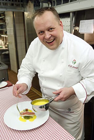 Claus-Peter Lumpp ist Sternekoch des Restaurant "Bareiss" im Hotel "Bareiss" in Baiersbronn. Seit 2007 darf er sich mit drei Michelin-Sternen schmücken.