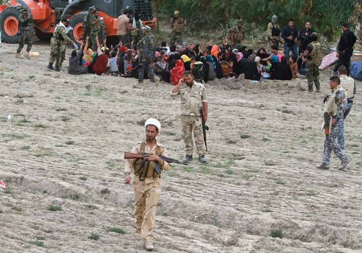 Nach dem Sieg in Jurf al-Sakhar bringen Kämpfer die Zivilbevölkerung in Sicherheit.