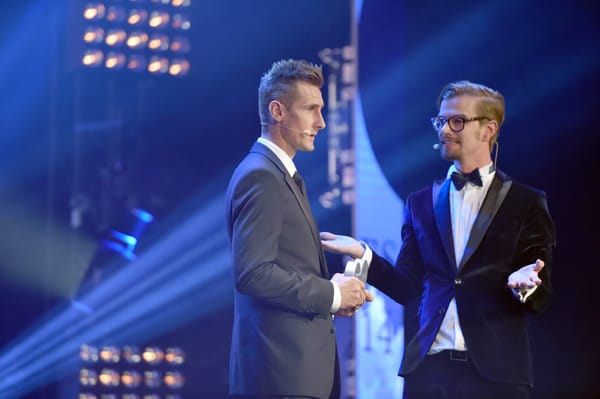 Moderiert wurde die Gala von Joko Winterscheid, hier mit Preisträger Miroslav Klose (im Bild links). Der Fußballweltmeister wurde zum "Mann des Jahres" in der Kategorie "Sport" gewählt.